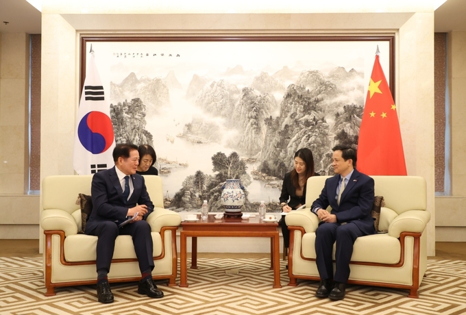 최대호(왼쪽) 안양시장이 25일 주한중국대사관에서 다이빙 주한중국대사와 간담회를 하고 있다.