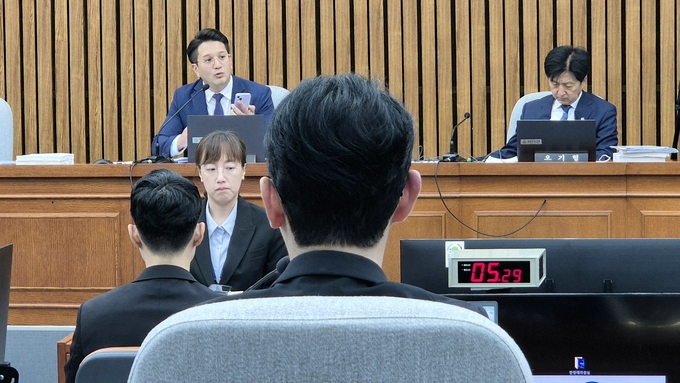 25일 국회에서 열린 김민석 국무총리 후보자 인사청문회에서 주진우(뒷모습) 국민의힘 의원이 자신의 유튜브 영상 ‘장롱 속 현금 6억 원 총리 후보자?’ 영상을 지적하고 있는 전용기 더불어민주당 의원의 모습을 바라보고 있다. (사진=김한별 기자)