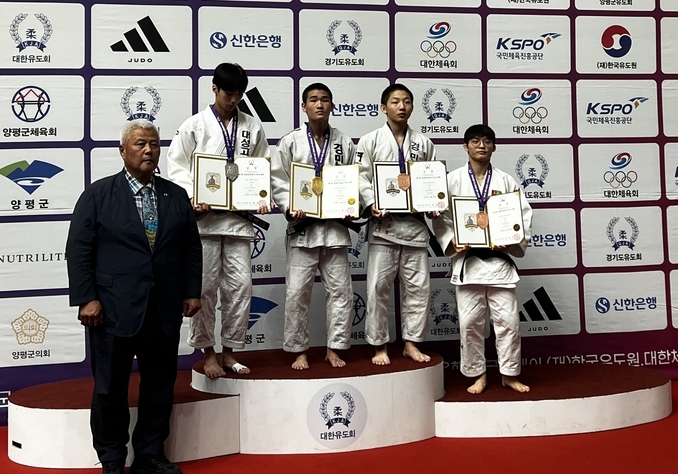 25일 양평군 물맑은양평체육관에서 진행된 '제4회 양평몽양컵전국유도대회' 3일째 남자고등부 60㎏급에서 우승을 차지한 조연우(가운데·의정부 경민고)가 기념사진을 찍고 있다. (사진=경민고 유도팀 제공)