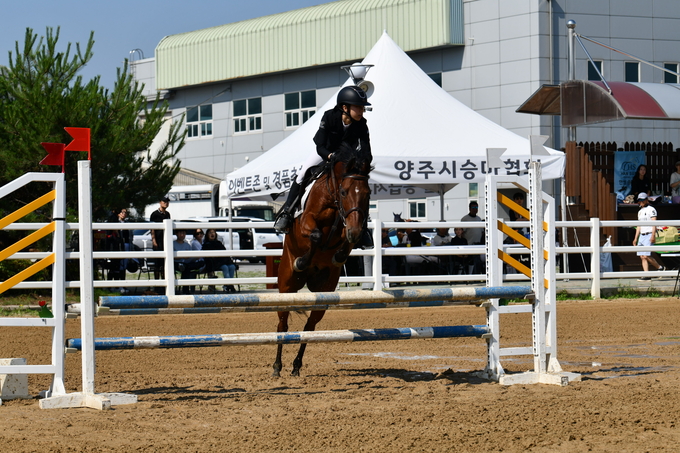 22일 양주시승마장에서 열린 '2025 제1회 양주시승마협회장배 승마대축전' 경기 모습. (사진=양주시승마협회 제공)