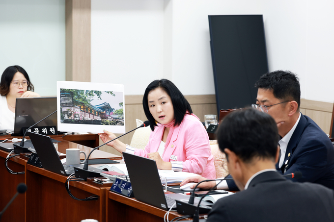 관광산업의 중요성을 설명하면서 장기적인 비전을 제시하고 있는 지민희 의원. (사진=양평군의회 제공)