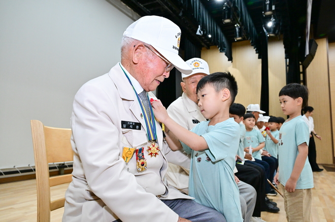 포천시는 지난 25일 여성회관 청성홀과 반월아트홀 소극장에서 ‘6·25전쟁 75주년 기념행사’를 열고, 참전유공자들의 희생과 헌신을 기렸다. (사진=포천시 제공)<br>