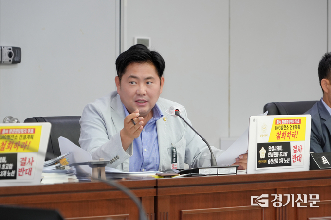 최호섭 안성시의회 운영위원장이 안성시 노인돌봄과에 요양시설 난립에 대한 질의를 하고 있다. (사진=최호섭의원실 제공)