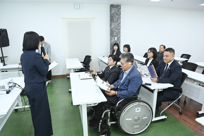화성특례시의회 문화복지위원회 의원들이 최근 개관한 동탄교육관 관계자로부터 교육관 운영 상황을 청취하고 있다. (사진=화성특례시의회 제공) 