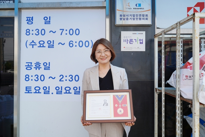대한적십자사 기업사회공헌 프로그램 '씀씀이가 바른기업' 캠페인에 참여하고 있는 김미경 주식회사 성환공구 대표. (사진=대한적십자사 경기도지사 제공)