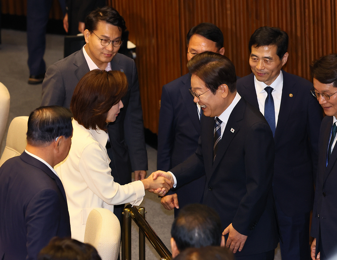  이재명 대통령이 26일 추가경정예산 시정연설을 마친 뒤 국회 본회의장에서 나경원 국민의힘 의원과 인사하고 있다. (사진=연합뉴스)