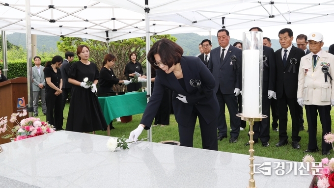 김보라 안성시장이 6·25전쟁 75주년 기념식에서 순국선열과 참전용사를 위한 헌화를 하고 있다. (사진=안성시 제공)<br>
