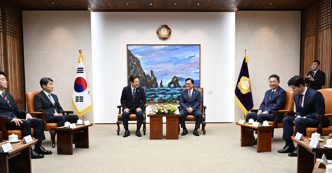 이재명 대통령이 26일 국회에서 추가경정예산 시정연설에 앞서 우원식 국회의장, 여야 대표와 환담하고 있다. (사진=연합뉴스)