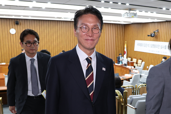 김민석 국무총리 후보자가 지난 25일 국회 인사청문회가 자료 제출 등을 둘러싼 여야 대립으로 파행이 지속되자 후보자석을 잠시 떠나고 있다. (사진=연합뉴스)