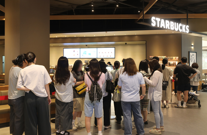 26일 스타필드 마켓 킨텍스점 오픈을 맞아 스타벅스에 줄 선 고객들 (사진=이마트 제공)