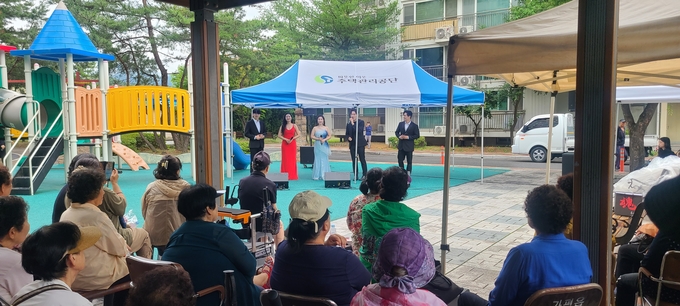 주택관리공단(주)가평읍내 관리소는 25일 오후2시부터 1시간 동안 가평읍내주공아파트 내 어린이 놀이터에서 입주민을 위한 '찾아가는 문화복지공연'을 개최했다.