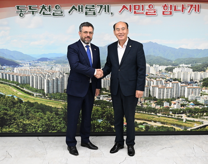 동두천시는 지난 25일 야니스 베르진스 주한 라트비아 대사가 동두천시를 공식 방문했다. (사진=동두천시 제공)
