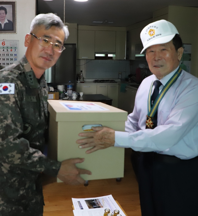 육군 제2신속대응사단, 6.25전쟁 참전용사분들께 희망박스 전달