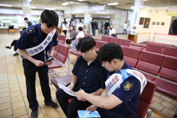 서울구치소 직원들이 시민들을 대상으로 마약 예방을 위한 캠페인을 진행했다.(사진=서울구치소 제공)