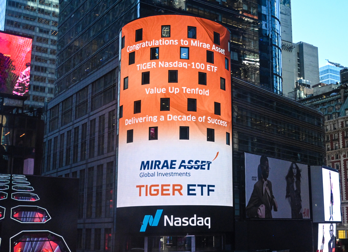 지난 2월 ‘TIGER 미국나스닥100 ETF’ 10만 원 돌파를 기념해 미국 나스닥타워 전광판에 게재된 축하 이미지 (사진=미래에셋자산운용 제공)