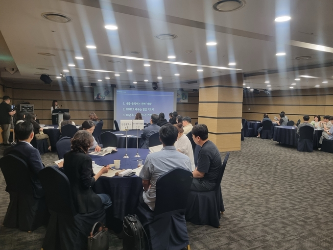 26일 진행된 ‘제1회 청년친화 커뮤니티 데이’ 행사에서 한 참여자가 발표를 하고 있다. ( 사진 = 인천경총 제공 ) 