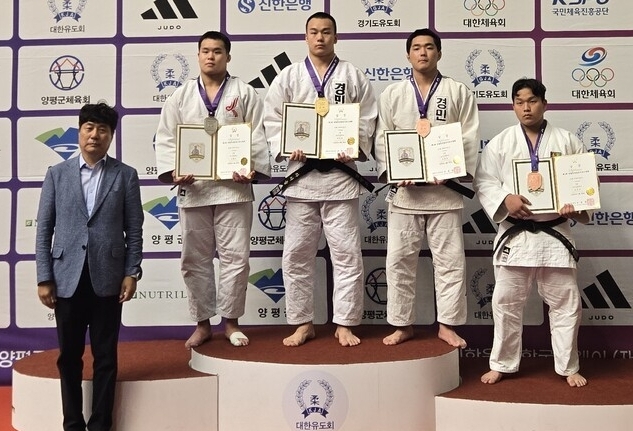 26일 양평군 물맑은양평체육관에서 열린 '제4회 양평몽양컵전국유도대회' 마지막 날 남자고등부 100㎏급에서 우승을 차지한 차서율(가운데·의정부 경민고)이 기념사진을 찍고 있다. (사진=경민고 유도팀 제공)