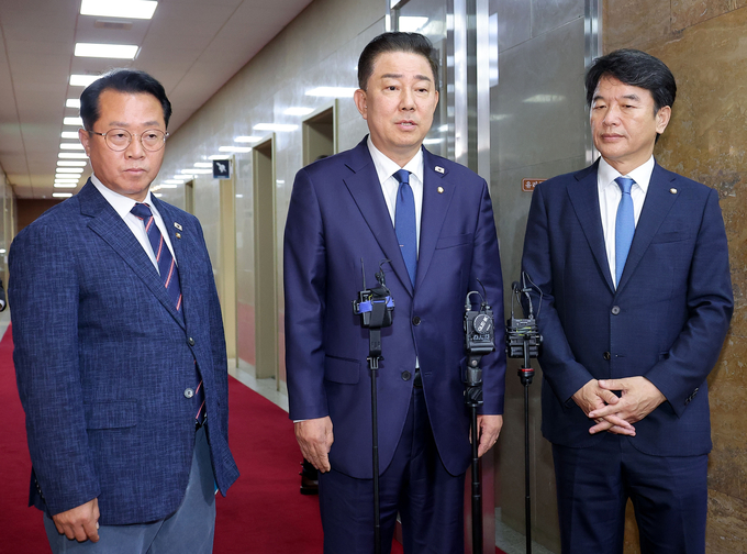 김병기 더불어민주당 원내대표(가운데), 문진석 원내수석부대표(오른쪽), 문금주 원내대변인이 26일 우원식 국회의장과 회동을 마친 뒤 취재진 질문에 답변하고 있다. (사진=연합뉴스)