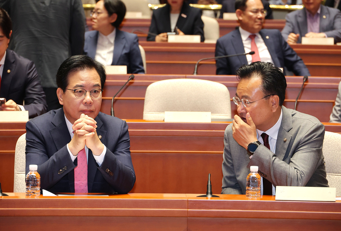 송언석 국민의힘 원내대표(왼쪽)와 유상범 원내수석부대표가 26일 국회에서 열린 의원총회에 참석해 대화를 나누고 있다. (사진=연합뉴스)