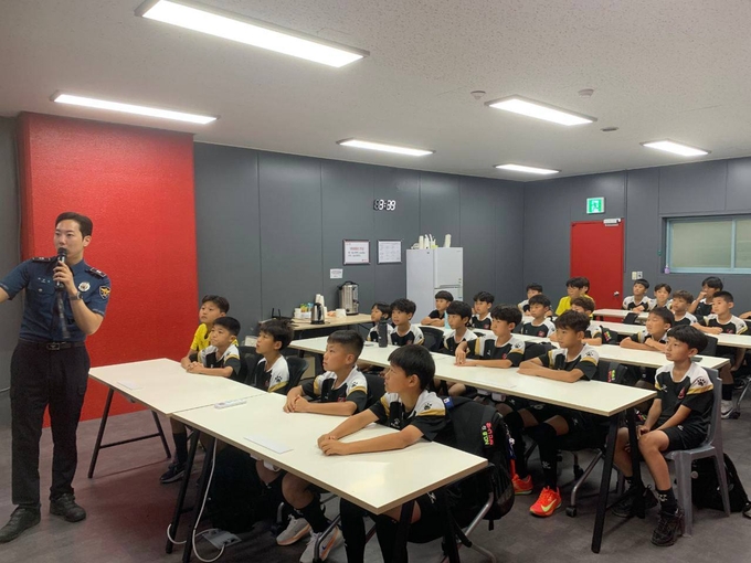 부천FC1995 유소년 소년단(U-12)이 학교폭력 예방교육을 받고 있다. (사진=부천FC1995 제공) 