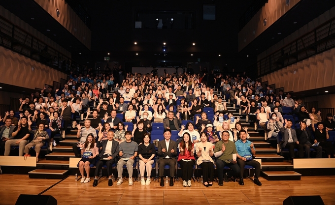 조용익 부천시장이 시민들과 함께 기념사진을 촬영하고 있다. (사진=부천시 제공)