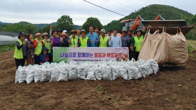 양평군 단월면 지역사회보장협의체는 24일, 부안리 소재 '힐링하우스' 나눔 텃밭에서 정성껏 재배한 감자를 수확해 관내 취약계층과 일촌가구 72가구에 전달하는 '사랑의 감자 나눔 행사'를 진행했다. (사진=단월면 행정복지센터 제공)
