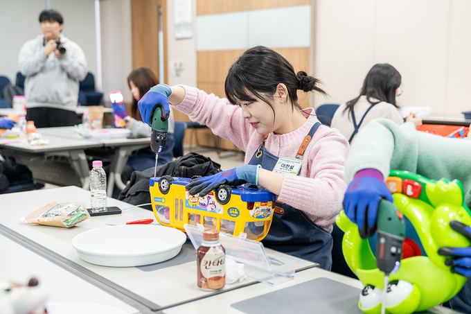 지역아동센터 환경개선 사업 ‘mom편한 꿈다락’ 참가자 모습. (사진=롯데 제공)