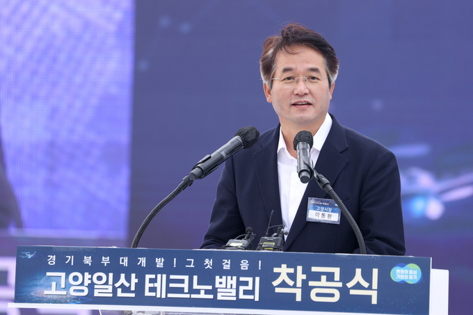 오는 7월부터 고양시를 자족형 첨단도시로 탈바꿈 시킬 일산테크노밸리의 분양이 시작되는 가운데 이동환 시장이 테크노밸리 착공식에 참석해 인사말을 하고 있다. (사진=고양시 제공)