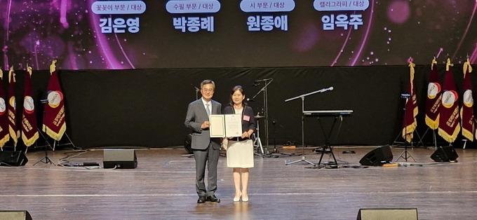 ‘제40회 경기여성 기 · 예 경진대회’에서 임옥주 구리 늘푸른 봉사회장이 캘리그라피 부문 대상을 수상했다. (사진=구리시 제공)