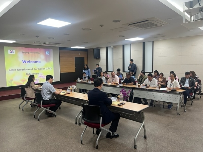 콜롬비아, 페루, 파라과이, 도미니카공화국 등 중남미 4개국 관계자가 고양시의 음식물류 페기물 처리시설인 고양 바이오매스 에너시시설을 벤치마킹하러 방문한 가운데 방문객들이 고양시 관계자의 설명을 듣고 있다. (사진=고양시 제공)
