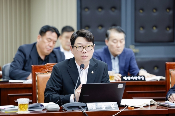 구리시의회 김용현 의원이 구리유통종합시장 내 시민마트(구 엘마트)의 77억 8천만 원 체납 사태를 문제 삼으며 시 행정 전반에 대한 책임을 물었다. (사진=김용현 의원 제공)