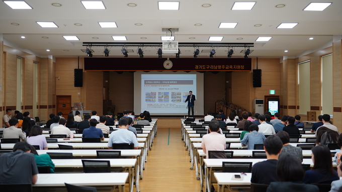 남양주도시공사 이계문 사장이 구리남양주교육지원청에서 교육공무원 100여 명을 대상으로 경영혁신을 주제로 특강을 하고 있다. (사진=남양주도시공사 제공) 