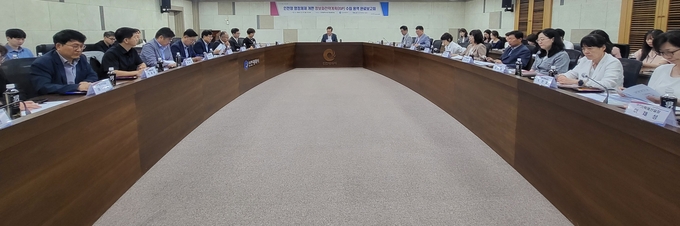 27일 인천시청 영상회의실에서 열린 완료보고회에서 하병필 시 행정부시장과 관계 공무원 등이 참석해 용역 결과를 논의하고 있다. ( 사진 = 인천시 제공 )