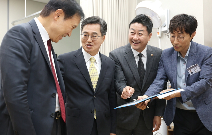 김진경(왼쪽 3번째) 경기도의회 의장과 김동연(왼쪽 2번째) 경기도지사, 임태희(왼쪽) 경기도교육청 교육감이 27일 경기도의회에서 의회 청소원 휴게실 환경개선 방안을 논의하고 있다. (사진=경기도의회 제공)