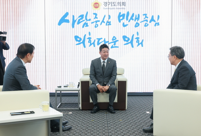 김진경(가운데) 경기도의회 의장과 김동연(오른쪽) 경기도지사, 임태희 경기도교육청 교육감이 27일 경기도의회 예담채에서 정담회를 열고 의회 청소원 휴게실 환경개선 방안을 논의하고 있다. (사진=경기도의회 제공)