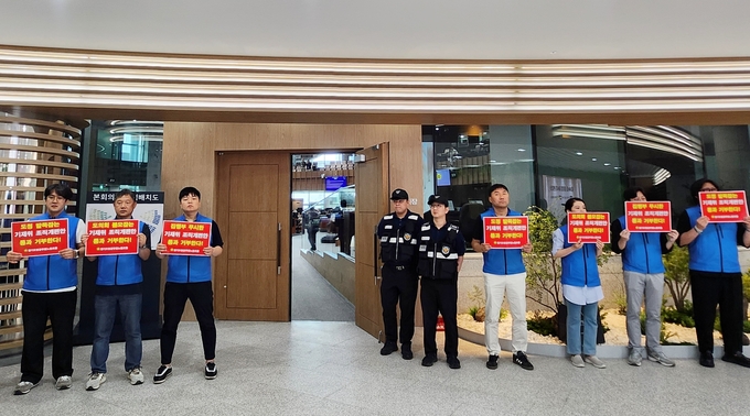 경기도청공무원노동조합원들이 27일 경기도의회 본회의장 앞에서 ‘도의회 볼모 잡는 기재위 조직개편안 통과 거부한다’, ‘집행부 무시한 기재위 조직개편안 통과 거부한다’, ‘도정 발목 잡는 기재위 조직개편안 통과 거부한다’고 적힌 피켓을 들고 있다. (사진=경기도청공무원노동조합 제공)