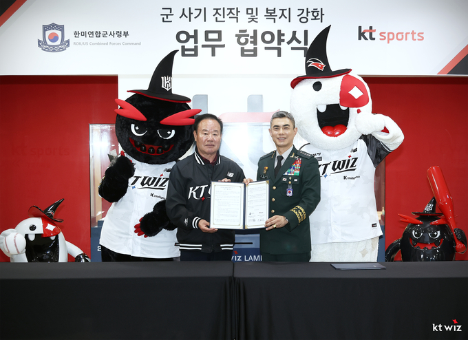 25일 수원 KT위즈파크에서 진행된 '군 사기 진작 및 복지 강화 업무 협약식'에 참석한 이호식 kt sports 대표이사(왼쪽)와 강신철 한미연합군사령부 부사령관이 기념사진을 찍고 있다. (사진=KT 위즈 제공)