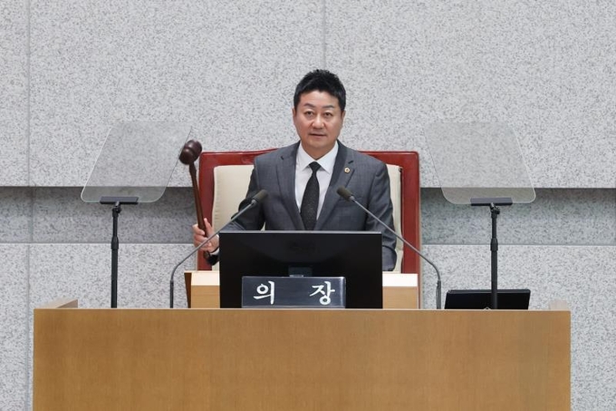 김진경 경기도의회 의장이 27일 경기도의회 본회의장에서 열린 제384회 정례회 제4차 본회의에서 의사봉을 휘두르고 있다. (사진=경기도의회 제공)