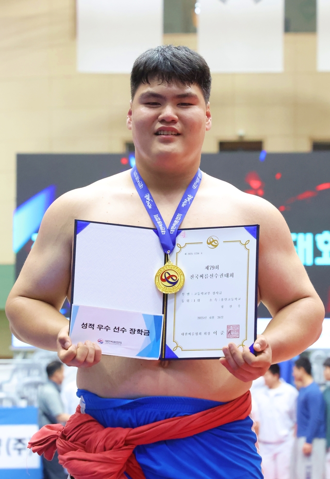 26일 충북 제천체육관에서 열린 '제79회 전국씨름선수권대회' 고등학교부 장사급(135㎏급)에서 정상을 차지한 정선우(용인고)가 기념사진을 찍고 있다. (사진=대한씨름협회 제공)