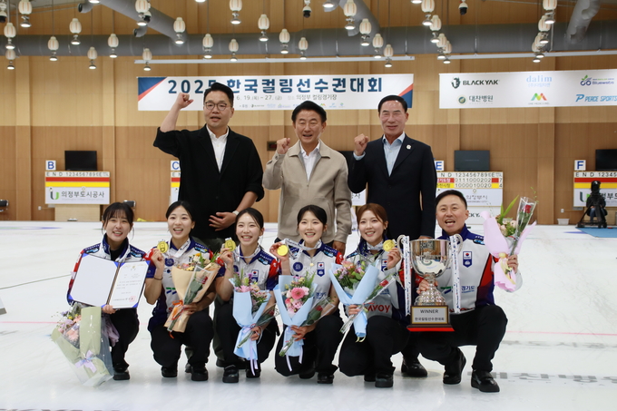 27일 의정부컬링장에서 열린 '2025 한국컬링선수권대회' 여자부에서 우승하며 3시즌 연속 여자 컬링 국가대표로 활약하는 경기도청 '5G'가 기념사진을 찍고 있다. (사진=경기도체육회 제공)
