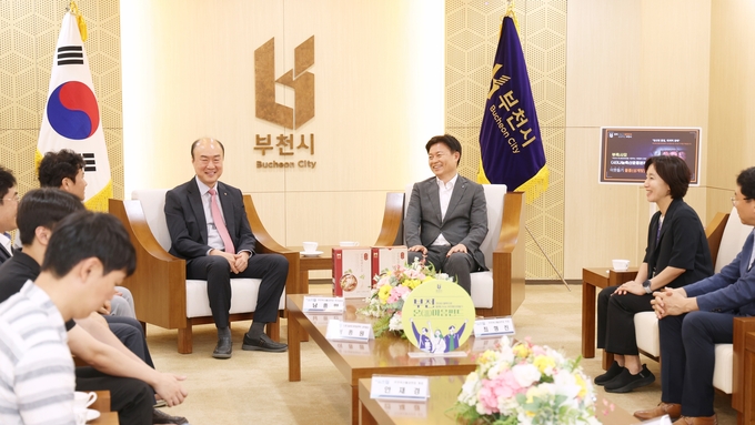 부천시장과 부축사모, 나눔축산운동본부 관계자들이 담소를 나누고 있다. (사진=부천시 제공)