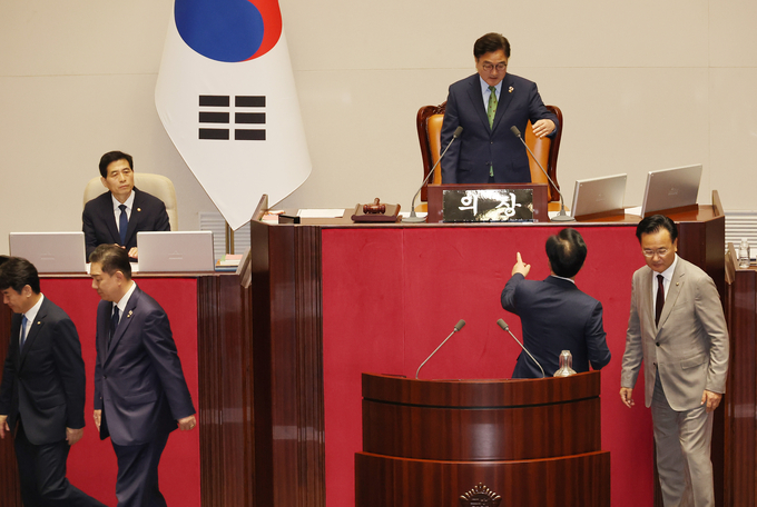 27일 국회 본회의장에서 송언석 국민의힘 원내대표가 법사위원장 등을 선출하기로 한 의사일정 강행에 대해 우원식 국회의장에게 항의하고 있다. (사진=연합뉴스)
