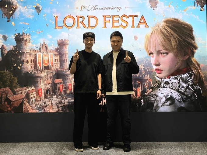 지난 24일 분당 퍼스트타워에서 진행된 '로드나인 1주년 미디어 인터뷰'에 참석한 한재영 스마일게이트 이사(좌)와 김효재 엔엑스쓰리게임즈 총괄 PD(우). (사진=이효정 기자)