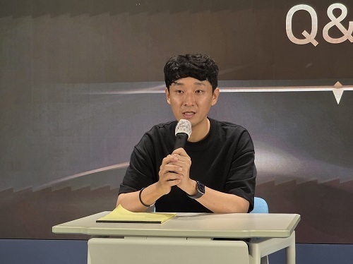 질문에 답변중인 한재영 스마일게이트 이사. (사진=이효정 기자)