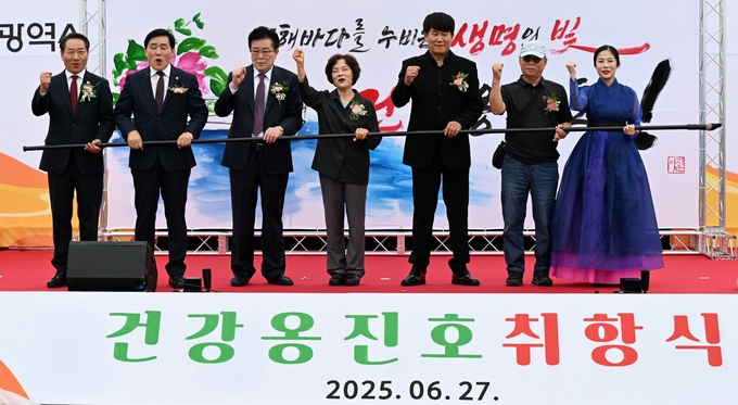 지난 27일 중구 역무선부두에서 열린 ‘건강옹진호 취항식’에 유정복 인천시장(왼쪽부터)과 문경복 옹진군수 등이 내빈들과 축하 퍼포먼스를 마치고 기념촬영을 하고 있다. ( 사진 = 인천시 제공 )