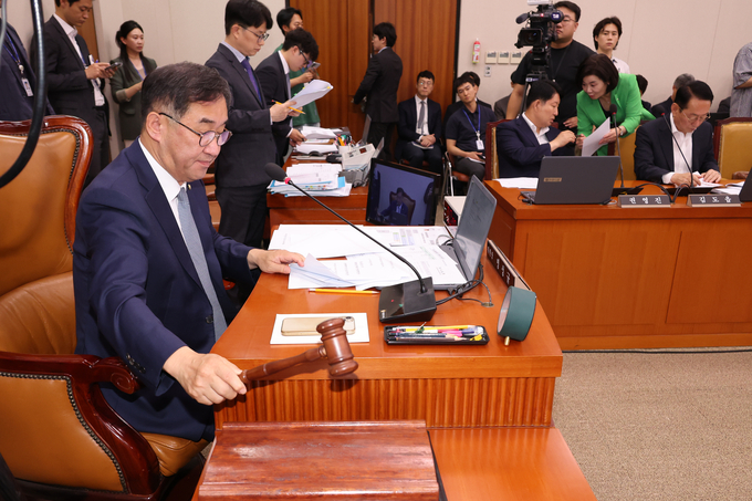 지난 26일 국회 국토교통위원회 전체회의에서 맹성규 위원장이 2025년도 제2회 추가경정예산안을 의결하고 있다. (사진=연합뉴스)