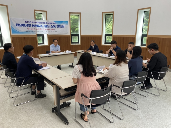 김덕희 군포시청소년재단 대표이사가 청소년수련원 운영 활성화 위한 현장 간담회를 진행하고 있다. (사진=군포시청소년재단 제공)