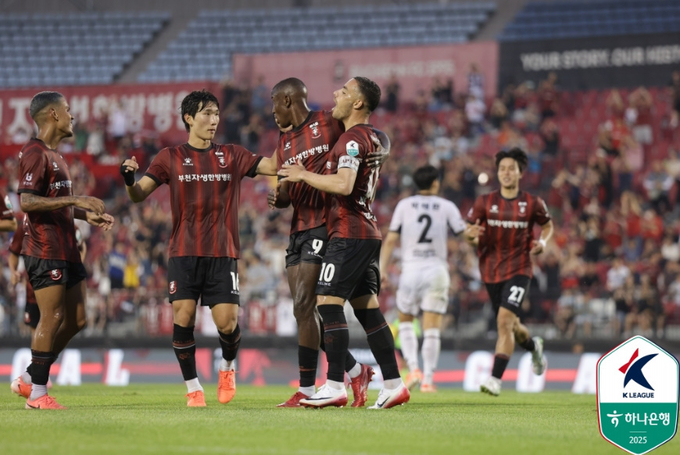 28일 부천종합운동장에서 진행된 하나은행 K리그2 2025 18라운드 부천FC1995와 경남FC의 경기. 페널티킥 골을 터뜨린 부천 바사니(10번)가 기뻐하고 있다. (사진=한국프로축구연맹 제공)