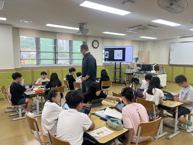 오산 세마초 원어민과 함께한 영어수업 ‘스쿨비짓 프로그램 장면. (사진=오산 세마초 제공)