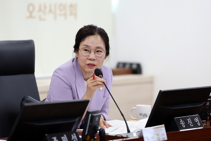 송진영 오산시의회 의원이 지난 25일 행정사무감사 특별위원회에서 "잘못된 하수처리 원가 조정을 재협의해야 한다"며 집행부를 강하게 질타하고 있다. (사진=오산시의회 제공)